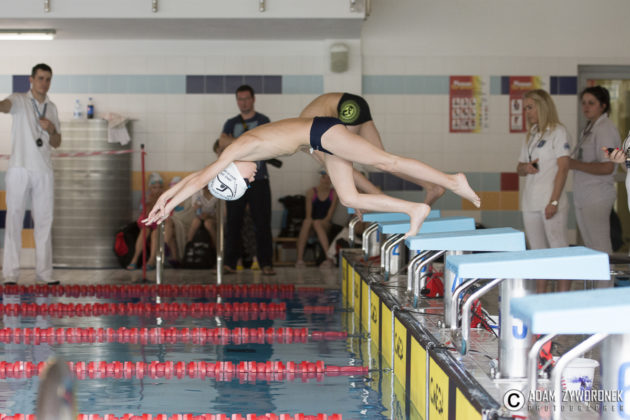 Zawody pływackie na Arenie