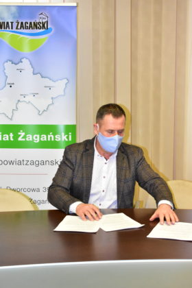 Starosta Henryk Janowicz podpisuje umowę na remont sali do tomografii komputerowej