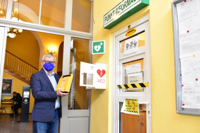 Defibrylator w urzędzie