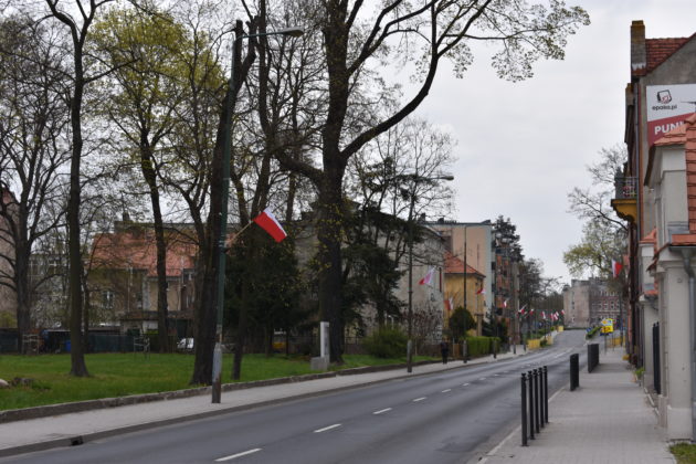 Flagi na ulicy Jana Pawła II