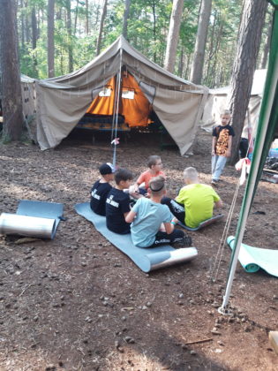 Czarne kruki na obozie harcerskim