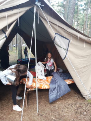 Czarne kruki na obozie harcerskim