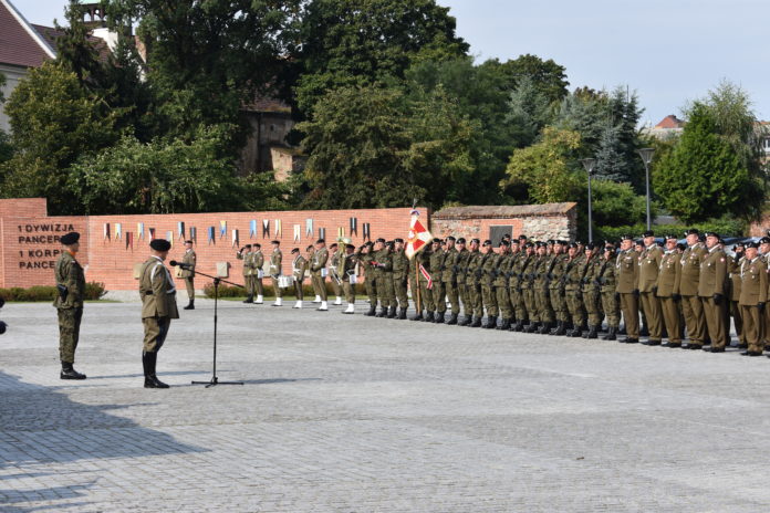 Uroczysty apel z okazji Święta Czarnej Dywizji
