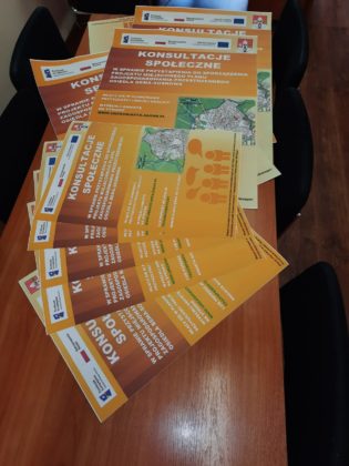 Plakaty informujące o konsultacjach
