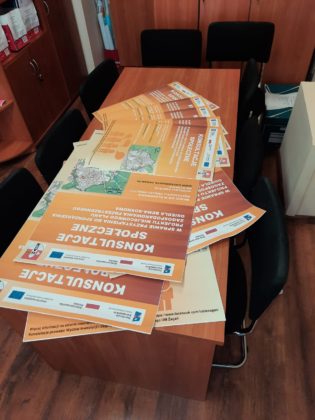 Plakaty informujące o konsultacjach