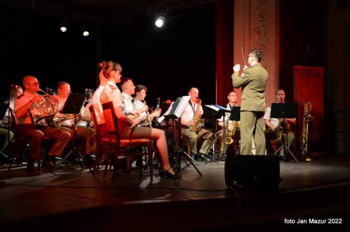 Koncert Murem za polskim mundurem