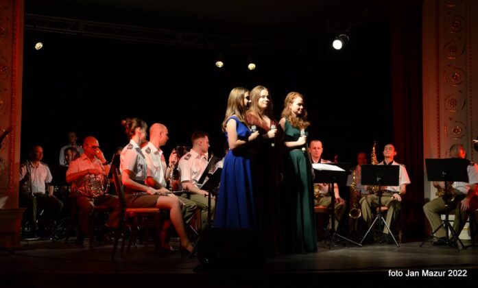 Koncert Murem za polskim mundurem