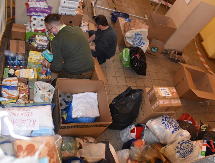 Materiały przynoszone przez mieszkańców są na bieżąco segregowane