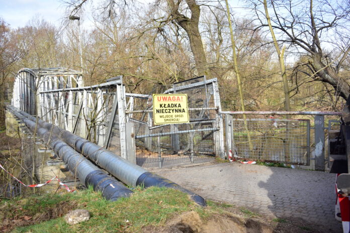 Uszkodzona kładka nad Bobrem