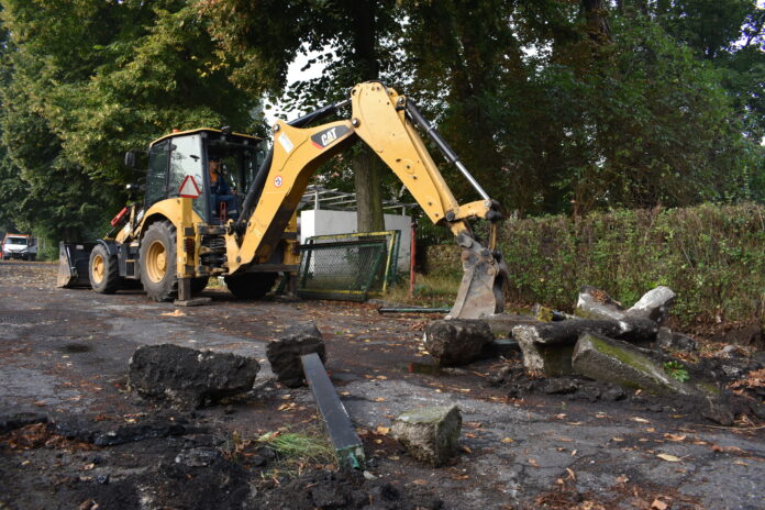 usuwawanie ogrodzenia na Wałowej