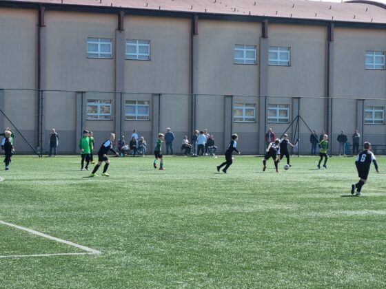 Młodzież na boisku piłkarskim Arena