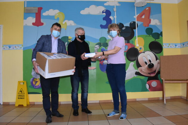 Przekazujemy maseczki szkołom i przedszkolom