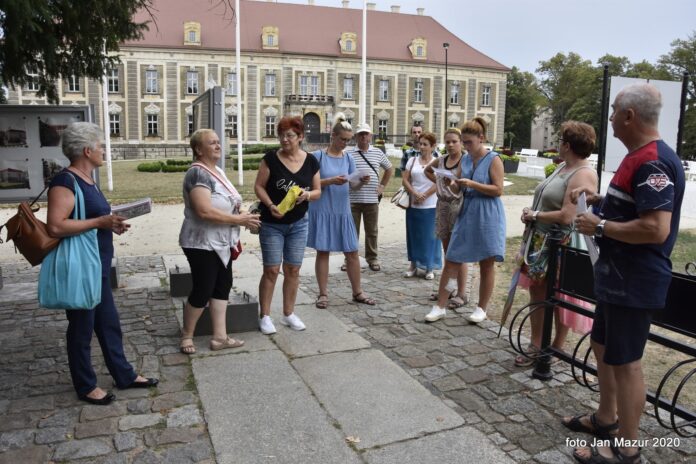 Spacer po miescie z przewodnikiem