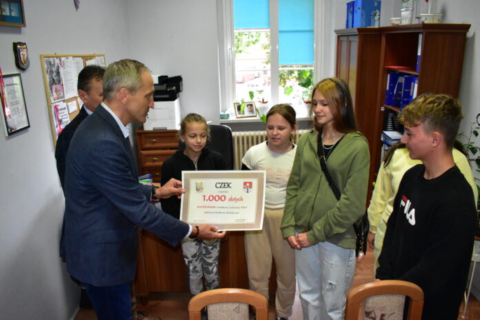 Wręczenie wyróżnienia w konkursie 