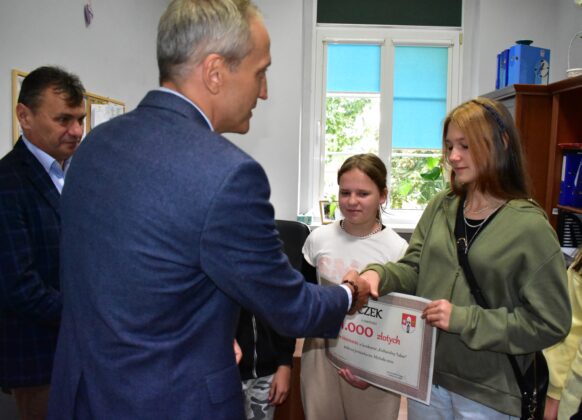 Wręczenie wyróżnienia w konkursie "Kulturalny Tabor"