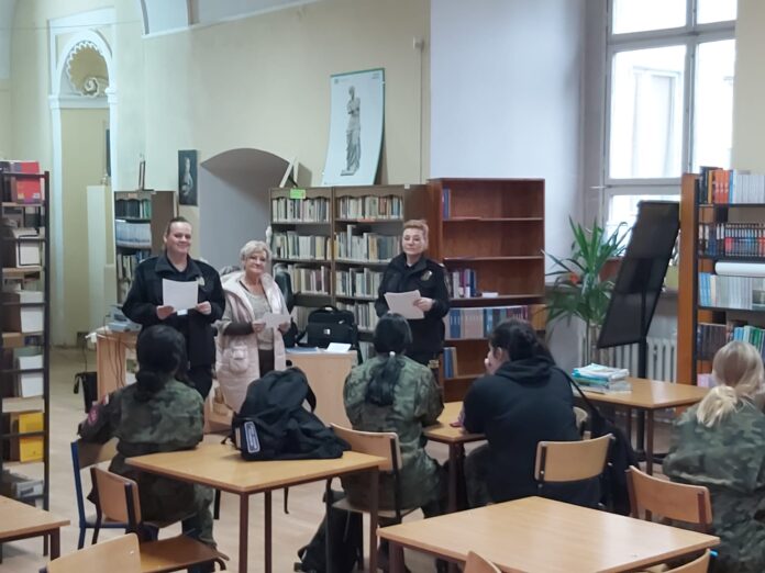 Spotkanie strażniczek miejskich z młodzieżą