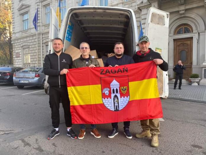 Zdjęcie z przekazania darów pod lwowskim ratuszem