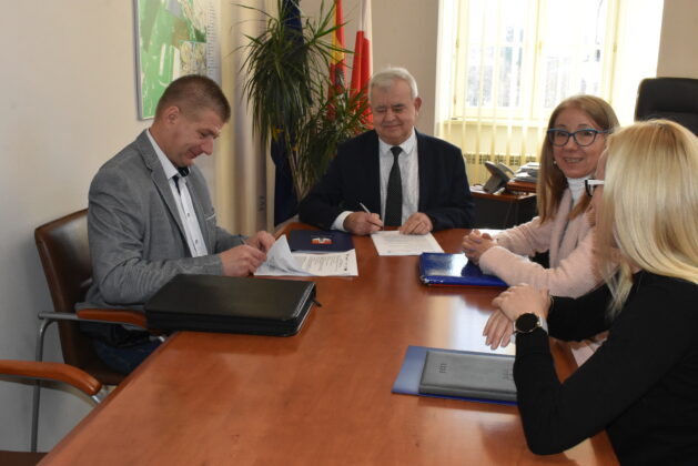 Podpisanie umowy na remont fontann pałacowych