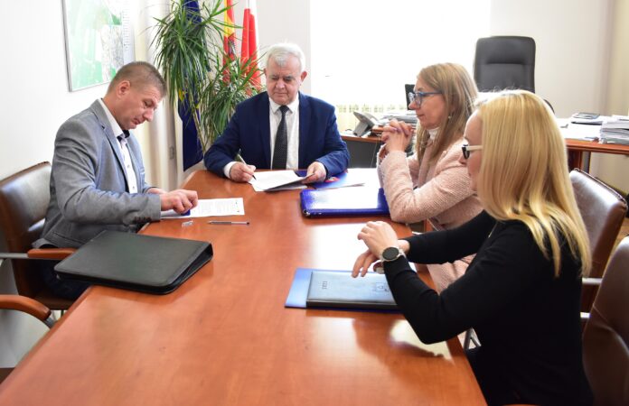 Podpisanie umowy na remont fontann pałacowych