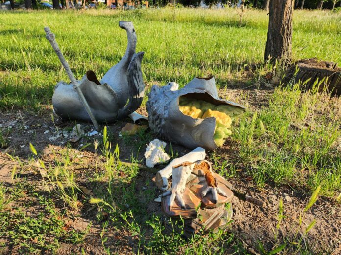 Zniszczona eko-ścieżka przy PSP7